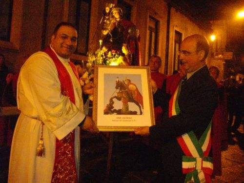 Il quadro di San Giorgio donato dalla comunità al Sindaco Petralia