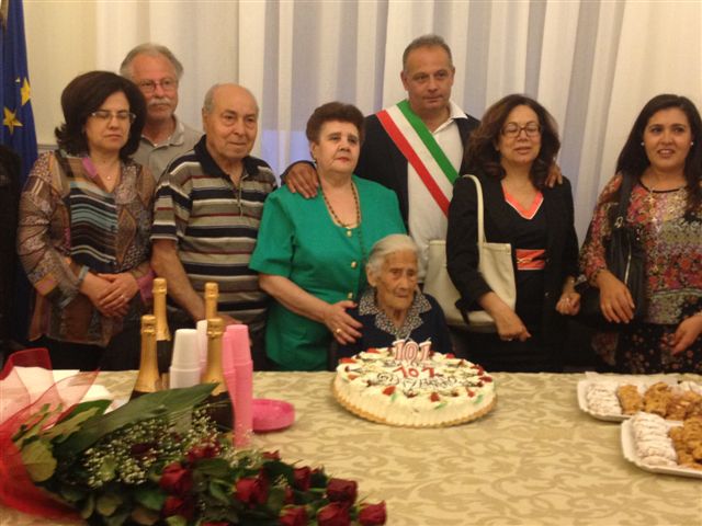 Nella foto il sindaco Giuseppe Intelisano insieme alla signora Filippa Bucolo e alla famiglia nella sala del Comune