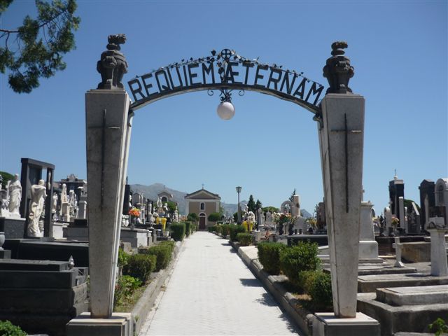 Nella foto il cimitero di Calatabiano