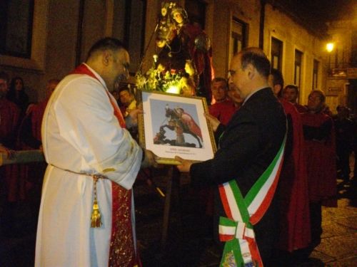 Il quadro di San Giorgio donato al Sindaco Petralia