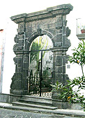 Portale in pietra lavica Principi di Palagonia(XVII sec.)